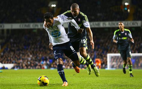 Paulinho retorna mas sai machucado em vitória do Tottenham sobre Stoke