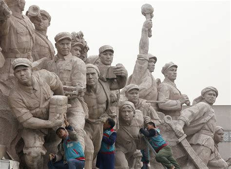 Las Estatuas Gigantes De China