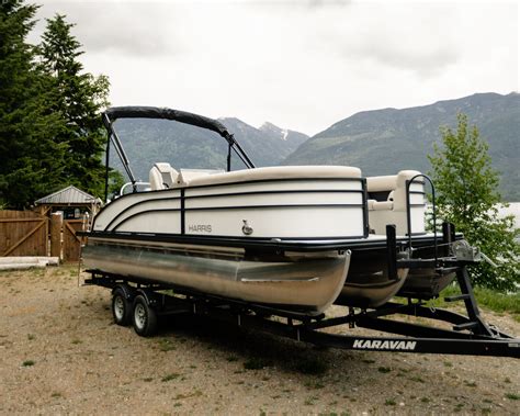 Harris HCX23 Cruiser Tritoon 2023: Ski Tow Bar, Extended Swim Platform