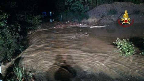 Esonda Un Torrente Quattro Camion Bloccati Tutta La Notte