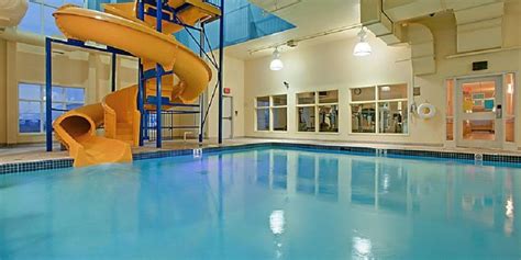 Edmonton Hotels With Waterslides: 13 Pools To Plunge Into!