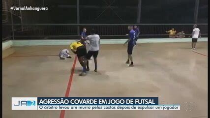 Árbitro leva soco após expulsar jogador em partida de futsal vídeo