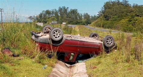 Carro Capota Ap S Desviar De Caminh O Na Br No Vale Do Itaja