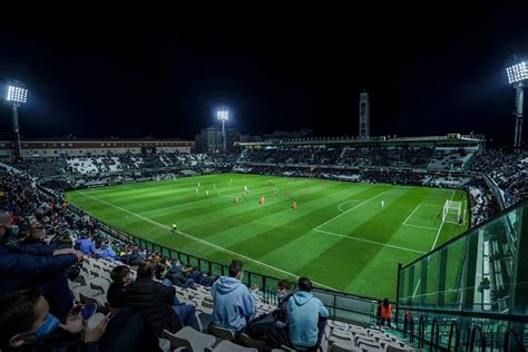 Iluminación del campo de fútbol diseñada según las normas de la UEFA