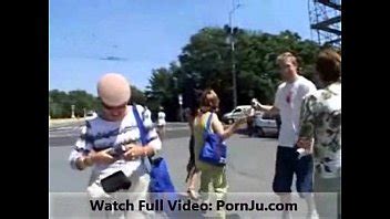 Nena cachonda folla en público XVIDEOS