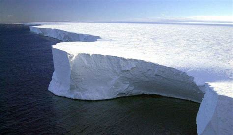 El iceberg más grande del mundo se ha roto en dos y se acerca a un