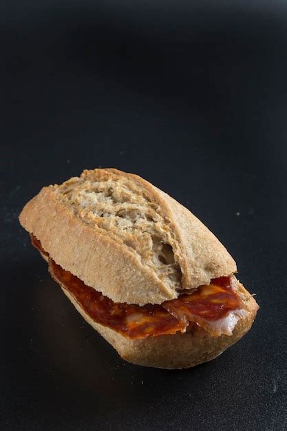 S Ndwich De Chorizo Sobre Un Fondo Negro Pan Crujiente Y Rebanadas De