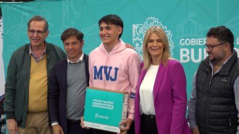 Kicillof Entreg Computadoras A Estudiantes De Capit N Sarmiento Youtube