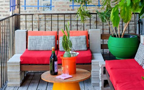 The Cinder Block Sofa On This Chicago Deck Is One Of Many Genius DIYs