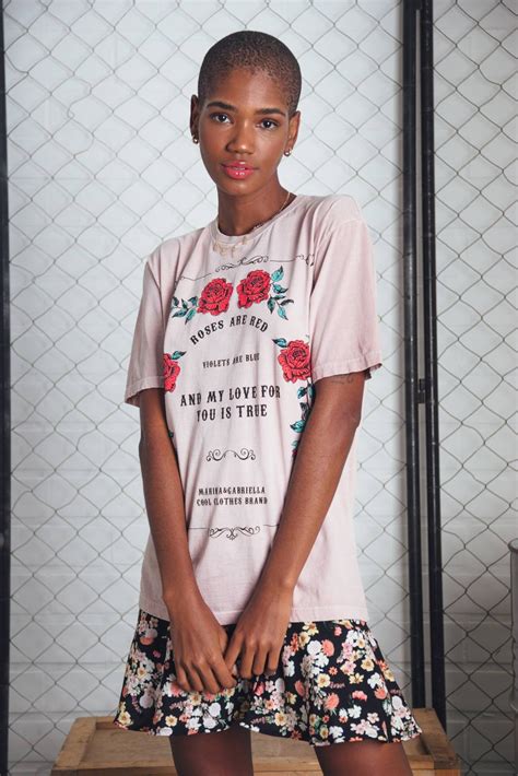 T SHIRT BOYFRIEND NUDE ROSES ARE RED Marina Gabriella Roupas Femininas Loja Online Oficial