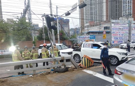 군포서 Suv 중앙분리대 충돌탑승자 3명 다쳐 한국경제