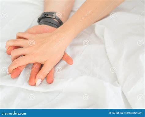 Abschluss Herauf Hände Eines Paares Machen Liebe Heißen Sex Auf Einem Bett Stockbild Bild von