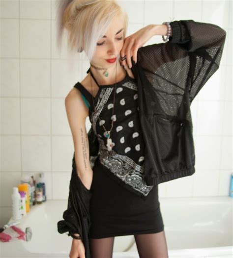 8 Hot Sexy Kimi Peri Bikini Pics