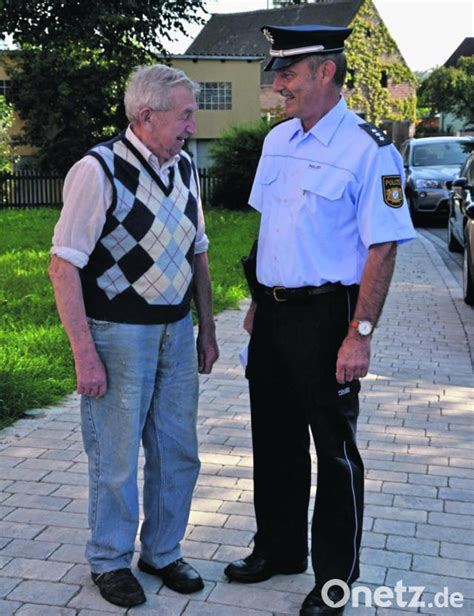 Polizeihauptkommissar Bernhard Dobmayer Testet Neue Uniform Modelle