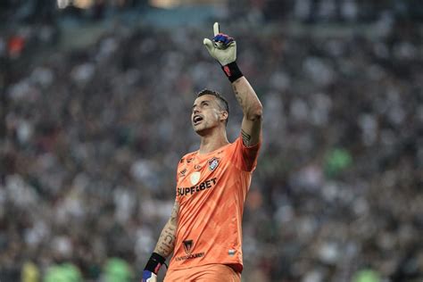 Ídolo e na história Fábio se tornará nesta quinta o 8º goleiro que