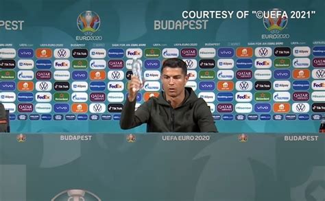 Ronaldo In Conferenza Stampa Sposta La Coca Cola Bevete Acqua