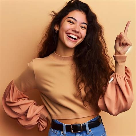 Mujer latina joven sintiéndose como un genio feliz y emocionado después