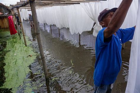 Perajin Batik Pekalongan Menjemur Kain Batik Saat Banjir Republika Online