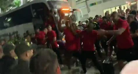 Pelea De Jugadores De Am Rica Con Polic As En El Metropolitano De