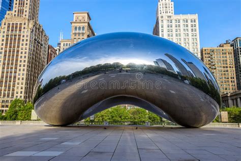 Cloud Gate Sculpture in Millennium Park, Chicago Editorial Image ...