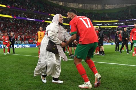 Jogador do Marrocos dança a mãe após classificação na Copa