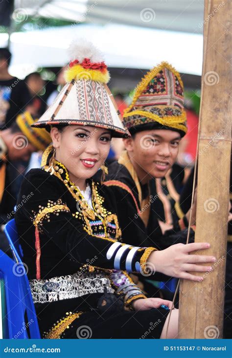 La Gente Di Kadazan Dusun Del Borneo Con Il Costume Tradizionale Fotografia Editoriale