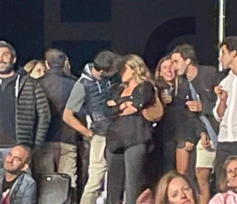 Más complicado Piqué se mostró con su novia a los besos y rompió un