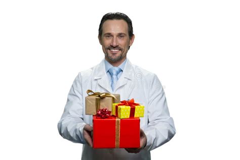 Le Médecin Gay Détient Une Pile De Cadeaux Image stock Image du médicament métier 190944785