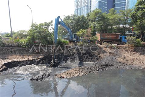 Pembersihan Lumpur Kali Jakarta Antara Foto