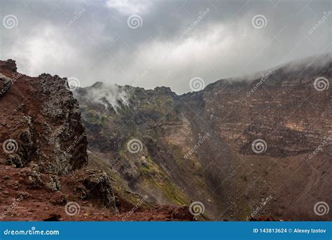 Viagem Fascinante E Perigosa Em Torno Da Borda Do Vulc O O Monte Ves