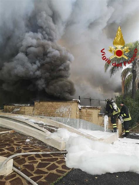 Incendio Di Un Garage A Mezzocammino I Pompieri Evacuano 40 Famiglie