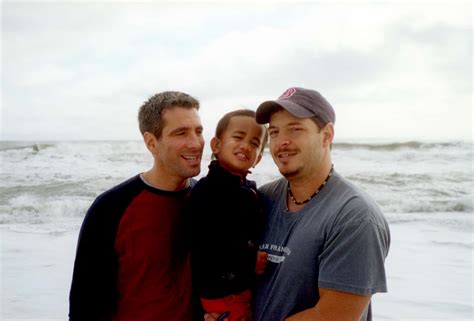 Il y a 24 ans un couple gay retrouvait un bébé abandonné dans le métro et l adoptait ils