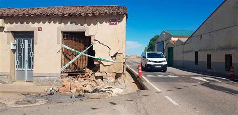 Un veinteañero empotra su coche contra una casa de Pedrosillo del Ralo