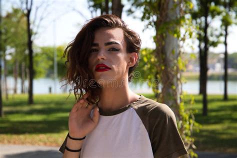 Jonge Latina En Transseksuele Vrouw Verkleed In Mooie Zwarte Lingerie De Vrouw Maakt Zich