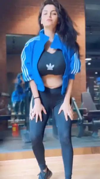 Anveshi Jain Hot Video In Red Saree Flaunting Her Cleavage