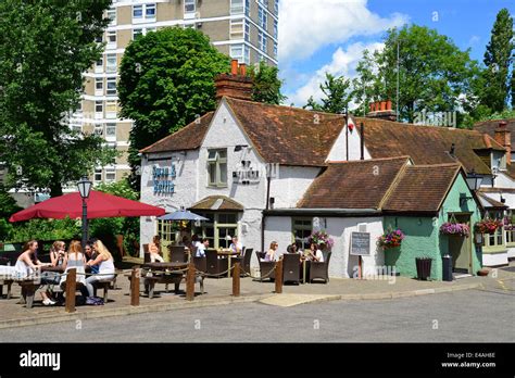 Swan & Bottle Pub, Oxford Road, Uxbridge, London Borough of Hillington ...