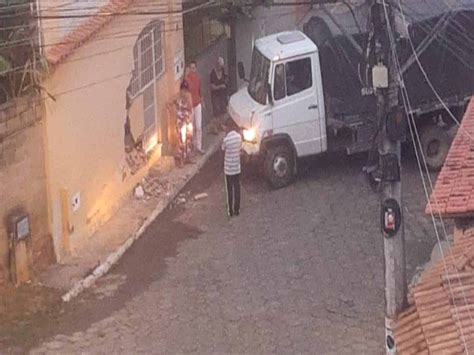 Motorista Perde Controle Da Dire O E Caminh O Invade Casa No Bairro