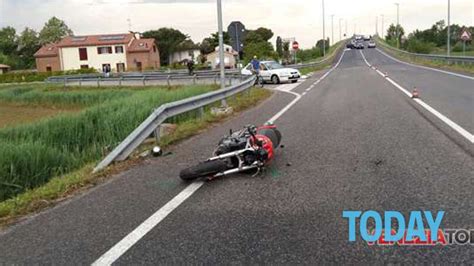 Perde Il Controllo Della Moto E Si Schianta Centauro Di Anni Muore