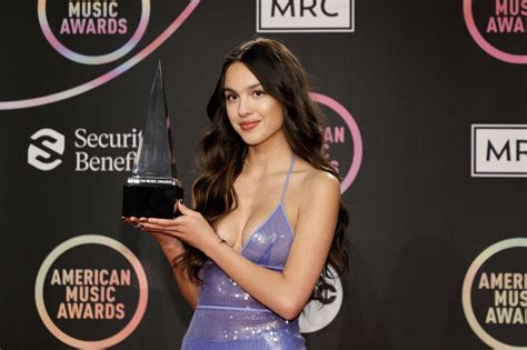 Olivia Rodrigo Sexy Décolleté Aux American Music Awards 2021 à Los