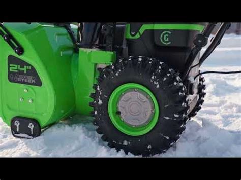 Снегоуборщик самоходный аккумуляторный Greenworks GC82 со слотом на три ...