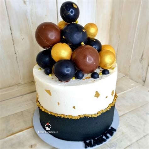 Black And Gold Birthday Cake (6) | Baked by Nataleen