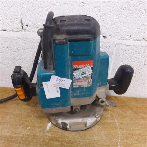 A Makita C V W Plunge Router