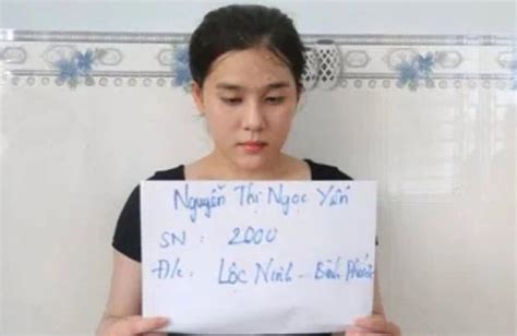 Bắt quả tang hot girl thuê phòng bay lắc cùng bạn