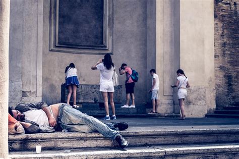 Istat Povertà ai massimi storici circa 5 6 milioni in povertà