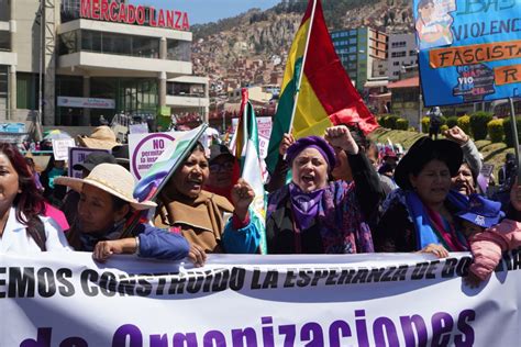 Mujeres Alzan La Voz Contra Fascistas Y Machistas En El D A