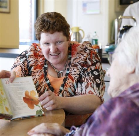 Wie Helpt Ons Bij Leuke Activiteiten Voor Ouderen Met Dementie Vecht