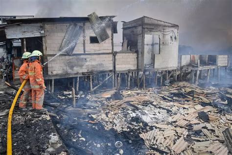 Kebakaran Hebat Landa Permukiman Padat Di Ambon Rumah Ludes