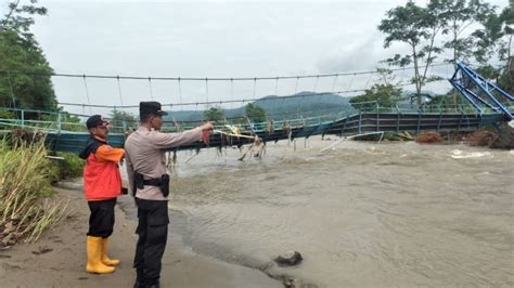 Jembatan Gantung Sepanjang Meter Di Cianjur Roboh Ratusan Siswa