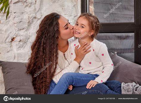 Mère et fille assises sur le seuil près de la fenêtre dans la chambre