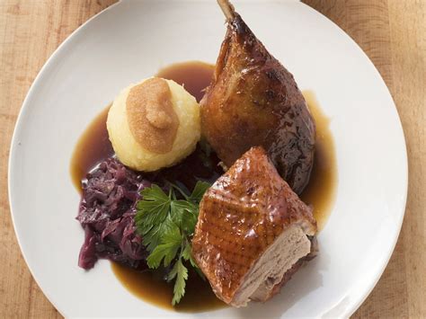 Ente mit Rotkraut und Knödel Rezept EAT SMARTER